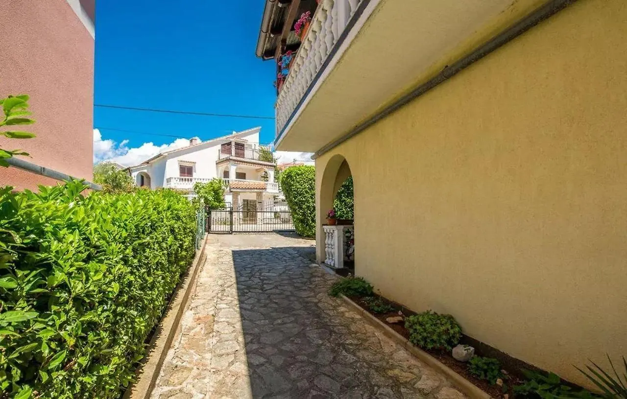 Apartments Baburic Pinezici  0*, Pinezici (Krk) Croatia